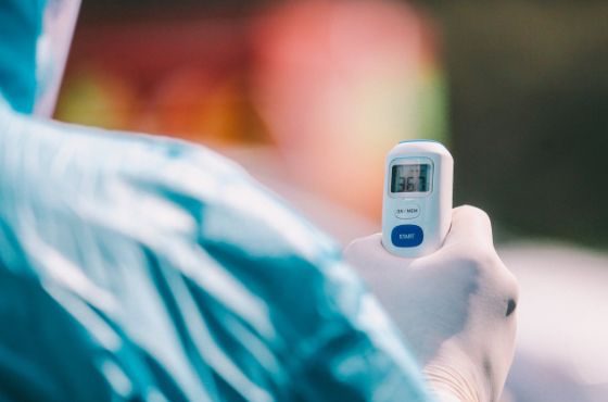 საქართველოში კორონავირუსით ინფიცირებული 10 263 პირი მკურნალობის კურსს ბინაზე გადის