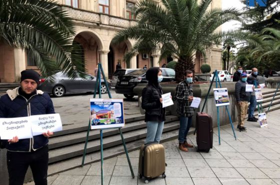 "ჩემოდნებზე დამჯდარი ქალაქი'' - მდუმარე აქცია ქუთაისში