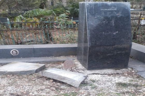 ქუთაისელი კოლორიტის, "მეობის" სახელით ცნობილი ოთარ სულაბერიძის საფლავი დაარბიეს