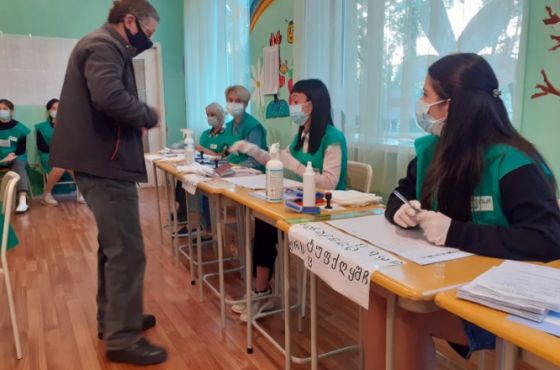 ქუთაისში ყველა საარჩევნო უბანი გაიხსნა, კენჭისყრა დაწყებულია