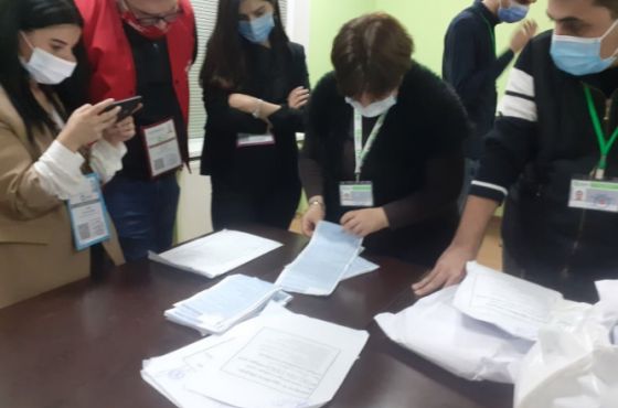 ქუთაისის საოლქო საარჩევნო კომისიამ, სხდომა საპროტესტო აქციის ფონზე დაიწყო