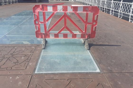 თეთრ ხიდზე დაზიანებულ შუშას გამოცვლიან