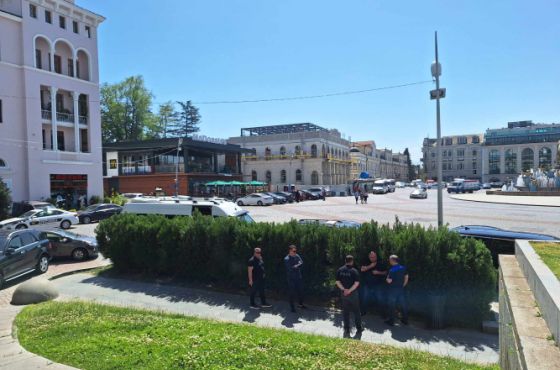 მესხიშვილის თეატრთან, სადაც ჰომოფობიურ კანონპროექტს განიხლავენ, პოლიციელები გამოჩნდნენ 