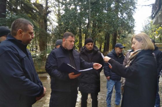 "სავანესთან'' შესაბამისი სამსახურები იმყოფებიან - გამოსახლების უფლებას მეპატრონეები არ აძლევენ 