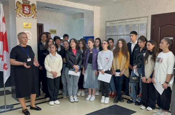 ზესტაფონის რაიონულ სასამართლოში სკოლების მოსწავლეებისთვის ტური მოეწყო (ვიდეო)