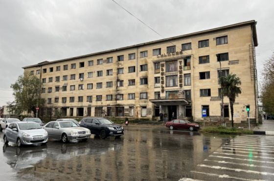 "გზას გადავკეტავთ" - სასტუმრო "თბილისის" შენობა, სადაც დევნილები ცხოვრობენ, გაიყიდა