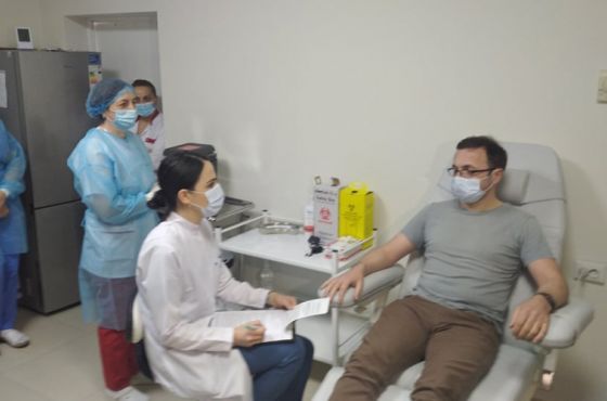 ქუთაისში კორონავირუსის საწინააღმდეგო ვაქცინით პირველი მედიკოსი აიცრა