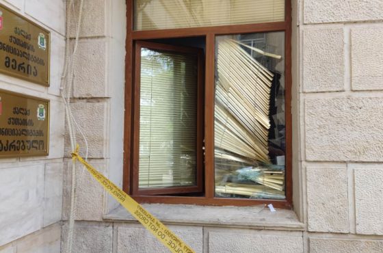 ქუთაისში, მოქალაქემ მერიის შენობის მინები ჩაამსხვრია