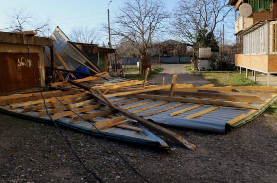 დაზიანებული ავტომობილები, მოგლეჯილი ხეები - ორი დღეა ქუთაისში სტიქიას ებრძვიან