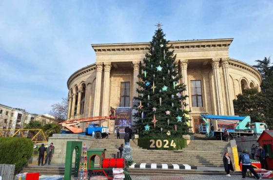 წვიმის მიუხედავად, ქუთაისის მთავარი ნაძვის ხე დღეს აინთება