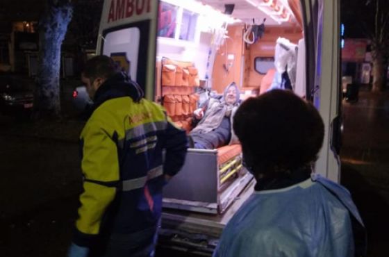 ხანდაზმული, რომელიც ძაღლებთან ერთად სარდაფში ცხოვრობს, კლინიკაში გადაიყვანეს