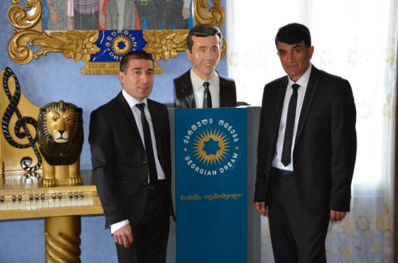 ზესტაფონელმა მხატვარმა ბიძინა ივანიშვილს ბიუსტი გაუკეთა (ფოტო)