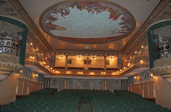 ჭიათურის თეატრის შენობა - სილამაზე დაზიანებულ კედლებში (ფოტო)