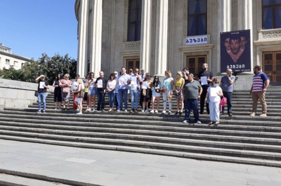 "არა ძალადობას" - ჟურნალისტების სოლიდარობის აქცია ქუთაისში