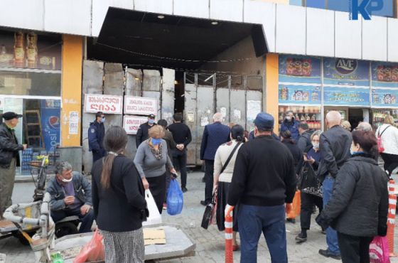 რიგები ქუთაისში ბაზრობის გახსნის შემდეგ (ფოტო)