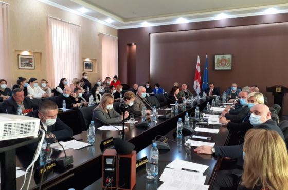 ქუთაისის საკრებულოს ოპოზიცია სხდომაში "ოცნების" დეპუტატების ონლაინ მონაწილეობას აპროტესტებს