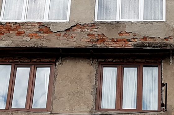 ქუთაისის მერია ავარიულ კორპუსს ფასადს ურემონტებს