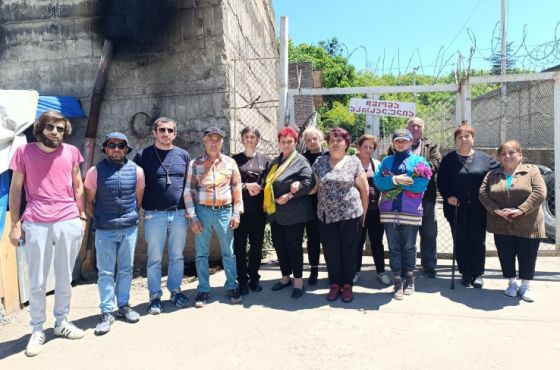 შუქრუთში მცხოვრებლებს, რომლებიც 71-ე დღეა ღამეს კარვებში ათევენ, "ჯორჯიან მანგანეზი" უჩივის