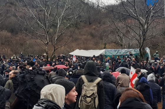 "მიწები წაგვართვეს, მაგრამ ღირსება არ დაგვიკარგავს“ -  მასშტაბური აქცია რიონის ხეობაში (ვიდეო)