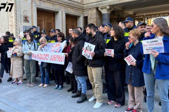 პარლამენტში რუსული კანონპროექტის განხილვა აქციის ფონზე მიმდინარეობს