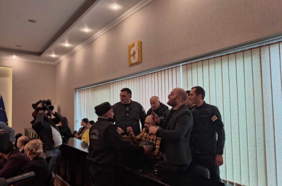 ქუთაისის საკრებულოს სხდომა ,,სავანეს" მფლობელებს დაცვის თანხლებით დაატოვებინეს 