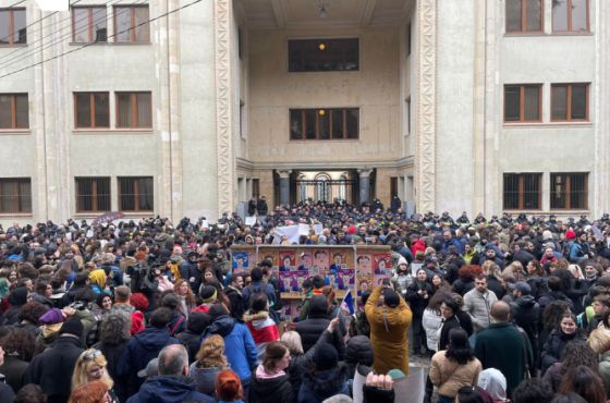 პარლამენტთან "რუსული კანონის" გასაპროტესტებლად აქცია მიმდინარეობს