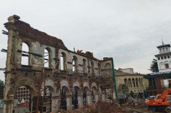 ცენტრალურ მოედანზე მუზეუმის ყოფილი შენობის კედელს შლიან