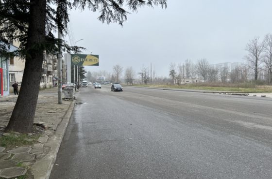 "ჩაბნელებულია ტერიტორია, ამიტომ ხშირია ავარიები" - რა ხდება აბაშიძის ქუჩაზე, სადაც ქვეითები დაიღუპნენ