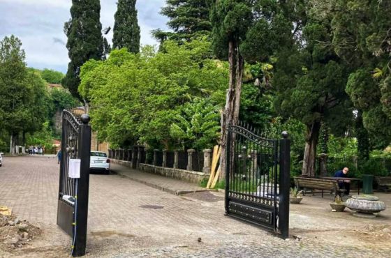 "ვისაც ქუთაისელი გქვიათ, გთხოვთ, ეს სასაფლაოს ჭიშკარი არ დაადგმევინოთ ამ ადგილზე"