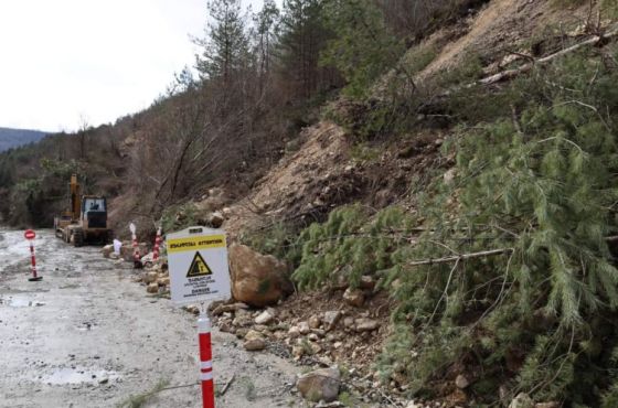 ქუთაისი-ალპანა-მამისონის გზის მონაკვეთზე ქვის მასა ჩამოიშალა