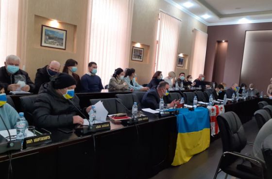 ქუთაისის საკრებულოს სხდომაზე ოპოზიციონერი დეპუტატები უკრაინის დროშით მივიდნენ