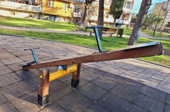 "დალეწილია ყველაფერი, ბავშვების გაშვების გვეშინია" - საფრთხის შემცველი ატრაქციონები რუსთაველზე