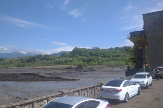 გუმათისა და რიონის ჰესების საგუბარებს ცლიან