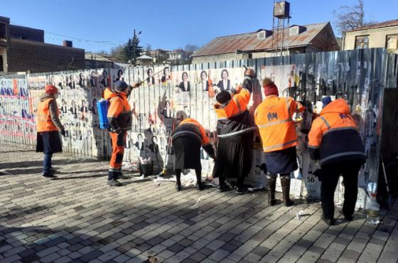 პოლიტიკური პარტიების პლაკატები ქუთაისის მერიის  თანამშრომლებს  ჩამოახსნევინეს