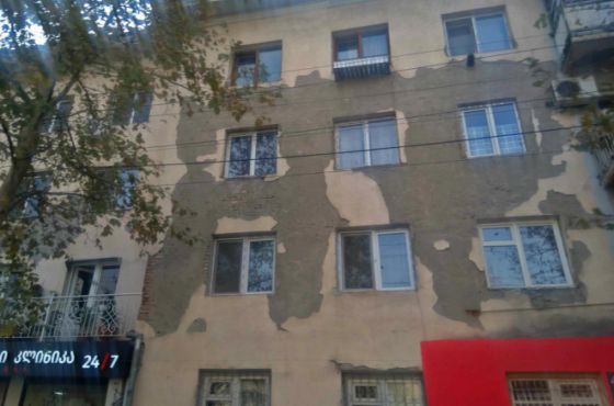 "მეშინია, ბინა თავზე არ ჩამომენგრეს" -  ქუთაისში საცხოვრებელი კორპუსებიდან ბათქაში ცვივა