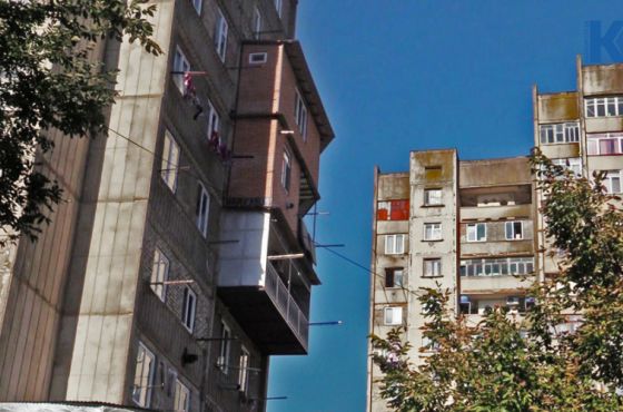 "დაშენებული" კორპუსები და საყრდენგამოცლილი კედლები ქუთაისში (ვიდეო)