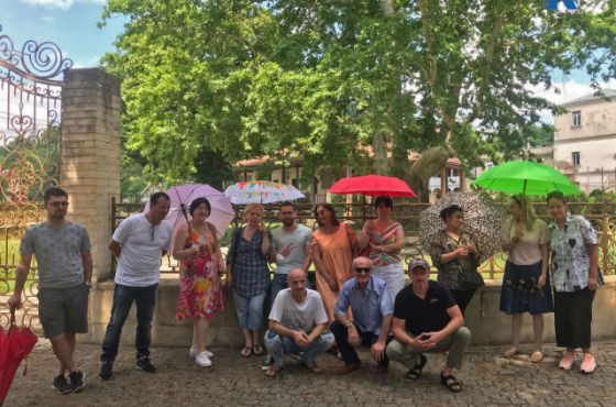 ქუთაისში ფერადი ქოლგების აქცია-ფლეშმობი გაიმართა