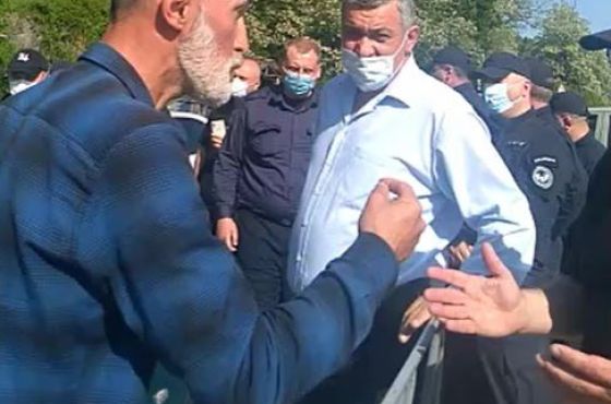 პოლიცია რიონის ხეობის მცველებს წირვაზე არ უშვებს (ვიდეო)