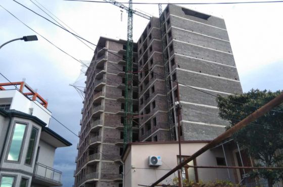 ,,წლებია მშენებარე კორპუსიდან მასალები იყრება’’ - მესხიშვილის ქუჩის მცხოვრებლები დახმარებას ითხოვენ