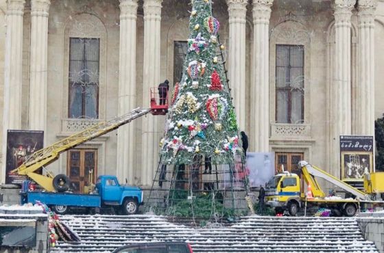 ქუთაისში მთავარი ნაძვის ხის დემონტაჟი დაიწყო