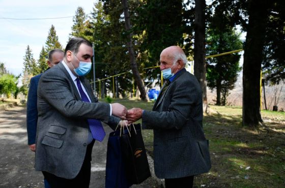 სკოლის 80 წლის დირექტორი იმერეთში, რომელიც სტერეოტიპებს ამსხვრევს