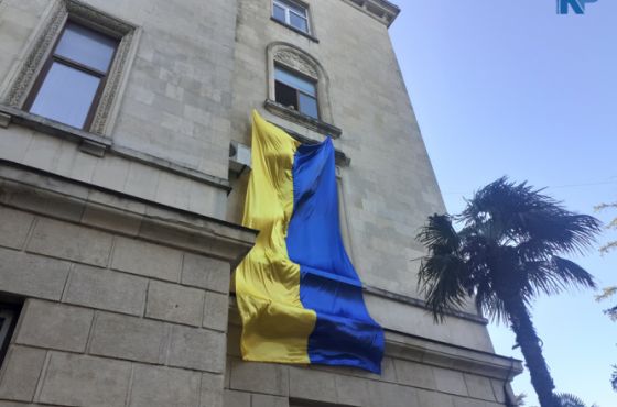"ნაციონალურმა მოძრაობამ" ქუთაისის მერიის შენობაზე უკრაინის დროშა გადმოფინა