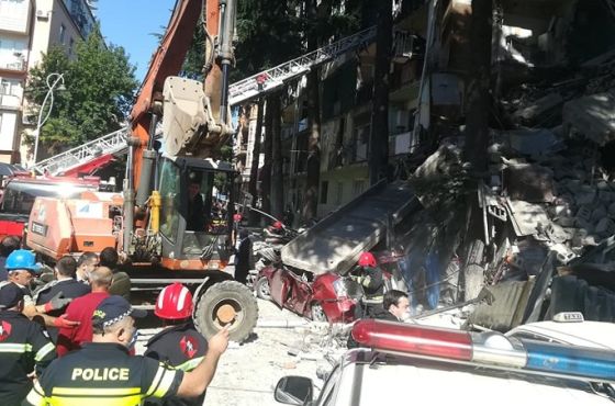 არიან დაშავებულები - ბათუმში კორპუსი ჩამოინგრა 