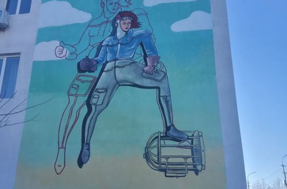 მფრინავი ქალი - სტენსილი სკოლის კედელზე