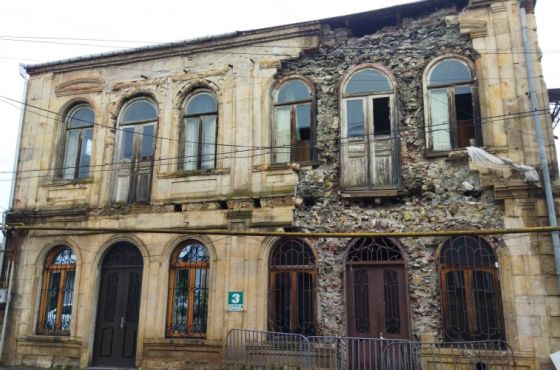 "მოხსნან კულტურული მემკვიდრეობის ძეგლის სტატუსი" - ავარიულ სახლში მცხოვრები სასამართლოს მიმართავს 