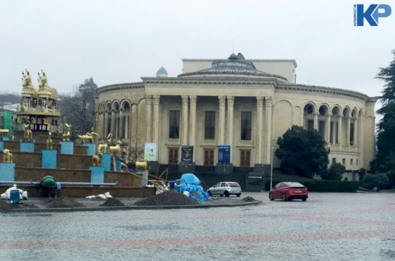 მესხიშვილის თეატრის შენობიდან დროშები ჩამოხსნეს