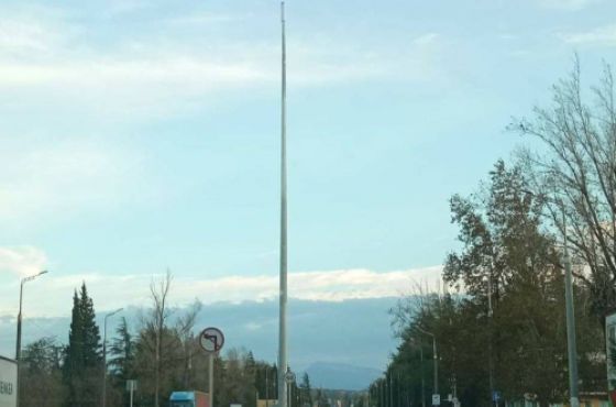 ქუთაისში ნიკეას ქუჩაზე აღმართული დროშა ქარმა დააზიანა