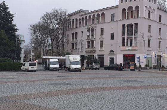 ქუთაისში დაგეგმილი კონცერტისთვის სცენას აწყობენ