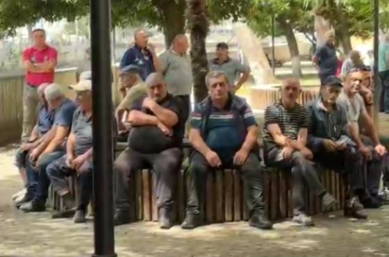 "ვითხოვთ კუთვნილ ხელფასებს, რომელიც უკვე 4 თვეა, დამსაქმებელს არ გაუცია"- ჭიათურაში აქცია მიმდინარეობს