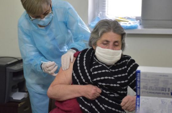 ქუთაისის ხანდაზმულთა პანსიონატის ბენეფიციარები და თანამშრომლები სინოფარმის ვაქცინით აიცრნენ